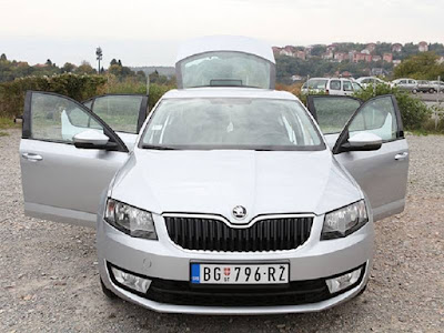 vozilo na parkingu rent a car agencije