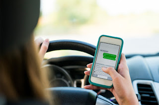 vožnja i kuckanje poruka na mobilnom