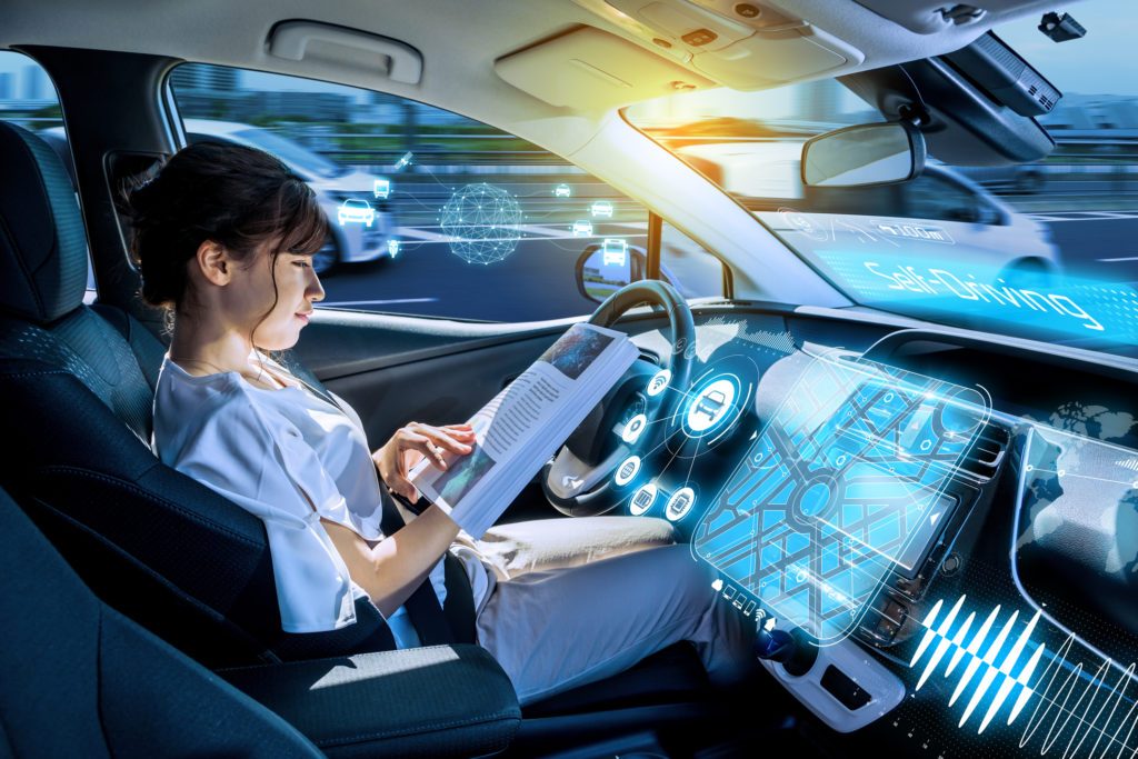 Autonomno vozilo devojka u automobilu